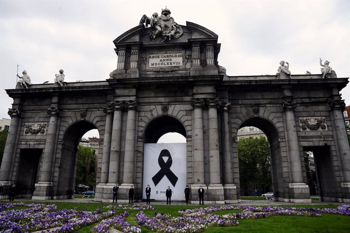 inuto de silencio celebrado en la Puerta de Alcalá por las víctimas del Covid-19 donde se descubrirá un crespón negro. En Madrid, (España), a 23 de abril de 2020.