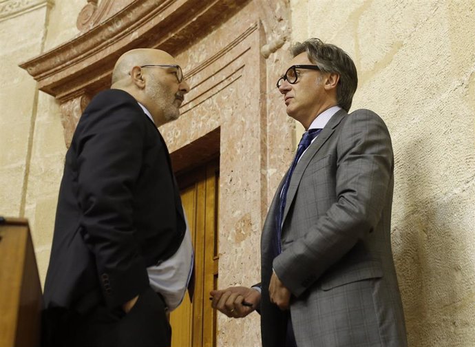 El portavos del grupo Parlamentario Vox, Alejandro Hernandez (i.) conversa con Manuel Gavira, en una foto de archivo