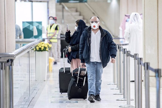 Pasajeros llegan al Aeropuerto Internacional King Khalid en Riad. 