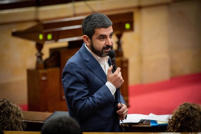 El conseller de Trabajo, Asuntos Sociales y Familia, Chakir el Homrani interviene en una sesión plenaria en el Parlament de Catalunya, celebrada una semana después de conocerse la sentencia del juicio del 'procés', en Barcelona (España), a 23 de octubre