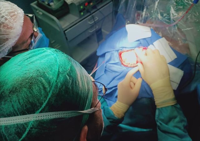 Operación craneal con paciente despierta en el Hospital de Jaén