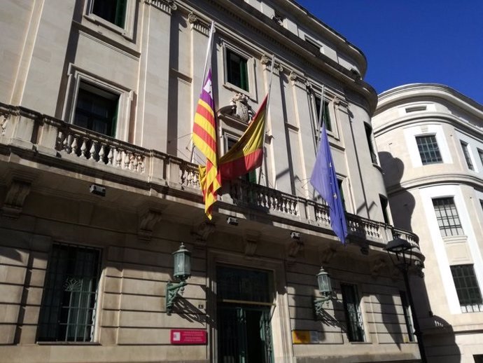 Banderas a media asta en la Delegación del Gobierno en Baleares en el primer día de luto oficial por las víctimas del COVID-19.