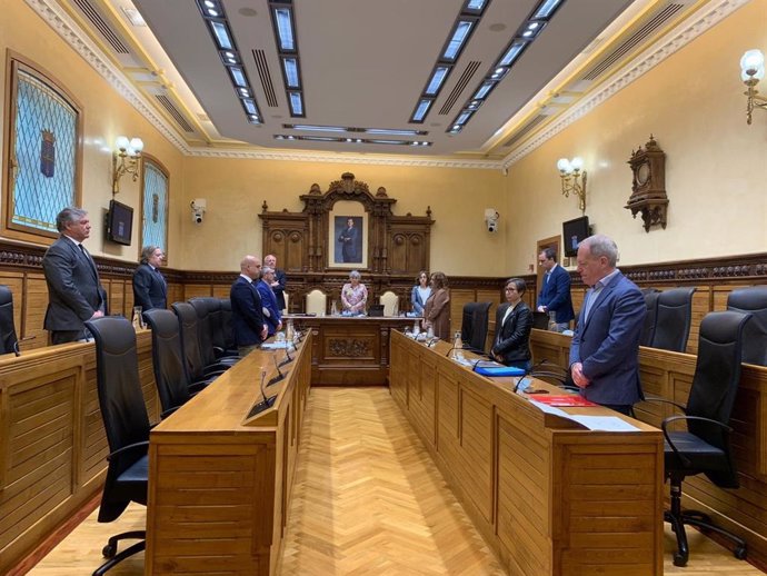 Minuto de silencio en el Pleno Municipal de Gijón por las víctimas del COVID-19