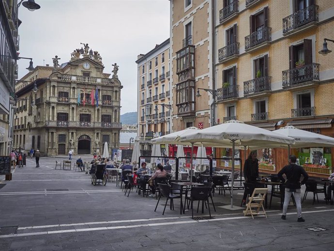 Clientes en una terraza de Pamplona durante el primer día de la Fase 2 de desescalada, en la que los bares podrán utilizar 50% de aforo en el interior y en terrazas, y se permitirán reuniones de hasta 15 personas en espacios abiertos al público