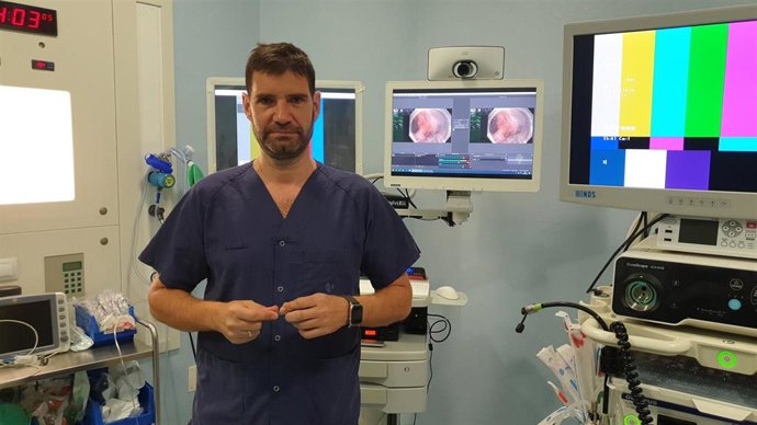 Dr. Pedro Rosón con el software endoscopias Quirónsalud Málaga