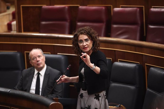 La ministra portavoz del Gobierno, María Jesús Montero, durante su intervención  en el pleno de control 