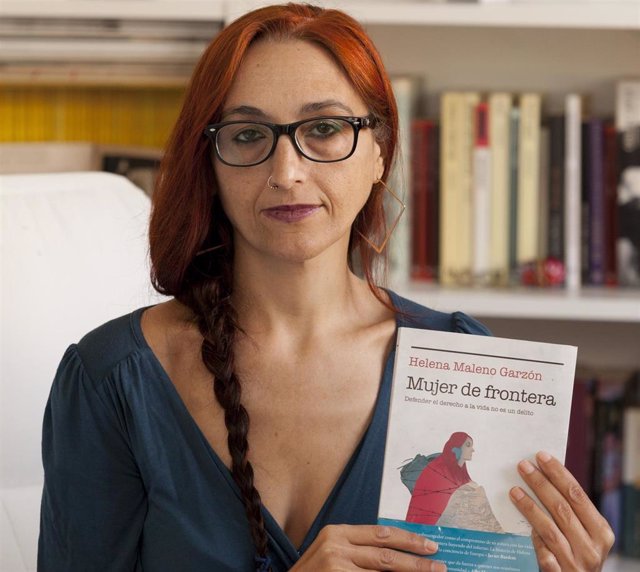 La activista y defensora de los derechos humanos, Helena Maleno, con su libro 'Mujer de Frontera'