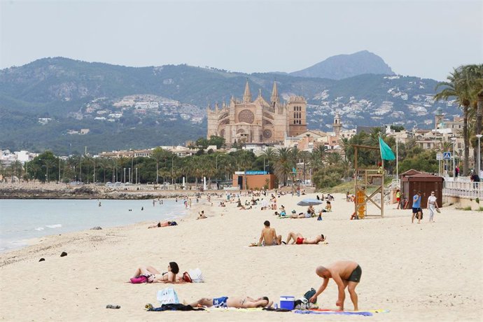 Bañistas en una playa de Palma durante el primer día de la Fase 2.