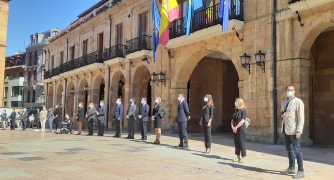 Minuto de silencio del Ayuntamiento de Oviedo por los fallecidos de la COVID-19 en la primera jornada del luto oficial.