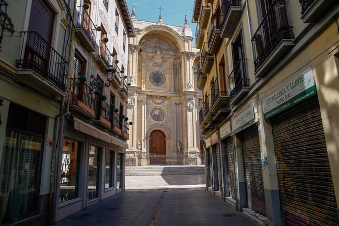 Una calle vacía que desemboca en la Catedral de Granada, en el inicio del estado de alarma