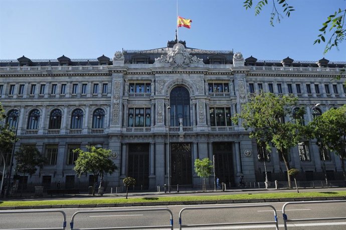 Bandera de España a media asta en la sede del Banco de España. 