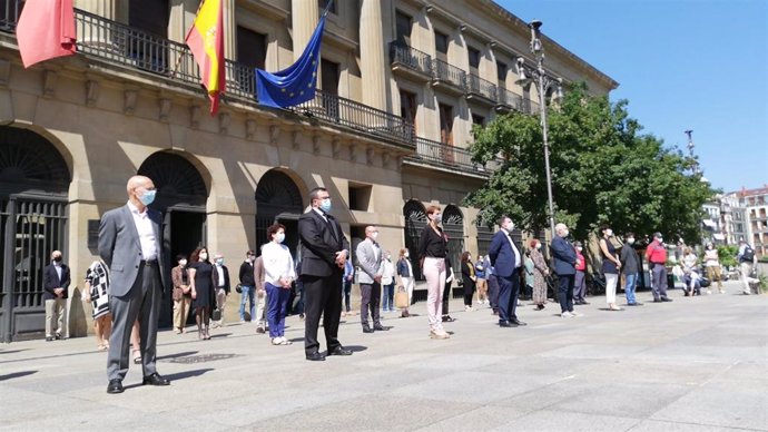 Minuto de silencio frente al Gobierno de Navarra en memoria de las víctimas del COVID-19, coincidiendo con el inicio del luto oficial de diez días en España.