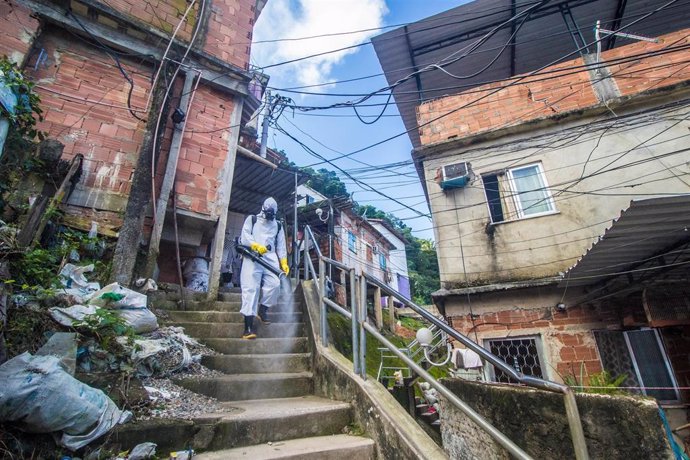 Trabajos de desinfección por la pandemia de coronavirus en Río de Janeiro