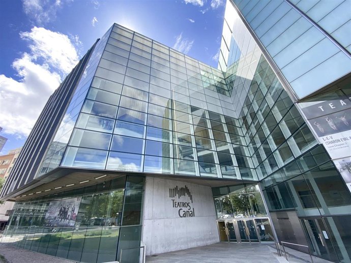 Entrada cerrada temporalmente de los Teatros del Canal de Madrid.