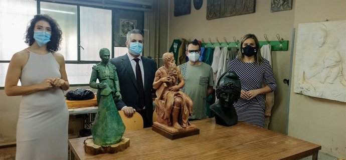 El delegado territorial de Educaicón y Deporte en Jaén, Antonio Sutil, acompañado por la alcaldese de Baeza, Maria Dolores Marín, en su visita a las intalaciones de la Escuela de Arte 'Gaspar Becerra'