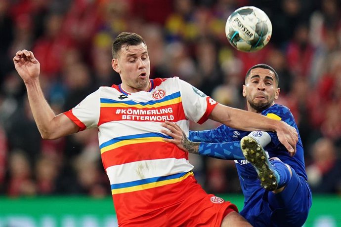 Omar Mascarell  pelea un balón con Adam Szalai en un Mainz 05-Schalke 04 de la Bundesliga 