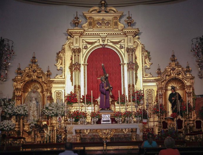Ofrendas florales ante la imagen de Jesús del Gran Poder