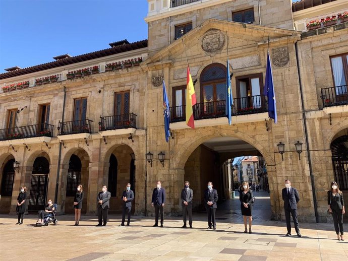 Minuto de silencio en Oviedo por las víctimas del coronavirus en el primer día de luto oficial en España.