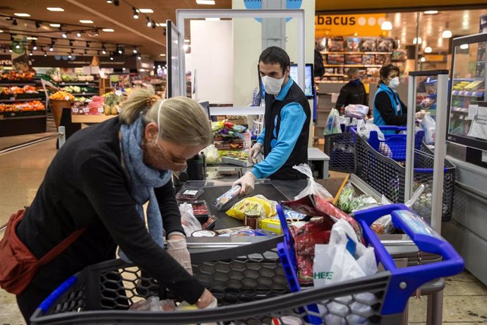 Caprabo inicia este lunes la venta de mascarillas en sus supermercados