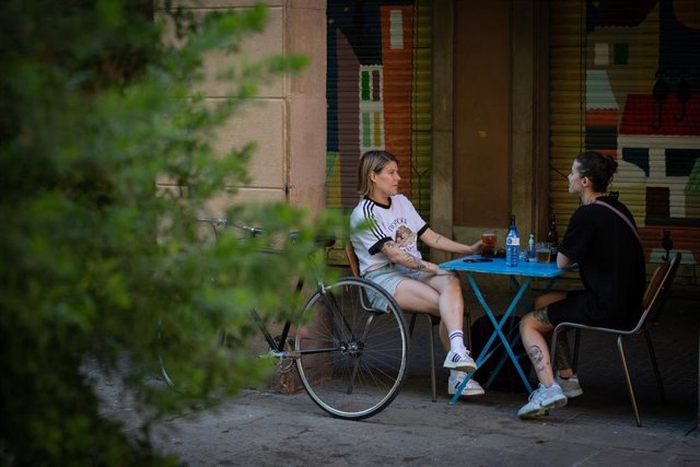 Varias personas disfrutan en la terraza de un bar durante el segundo día de la reapertura al público de las terrazas al aire libre de los establecimientos de hostelería y restauración limitándose al 50% de las mesas.
