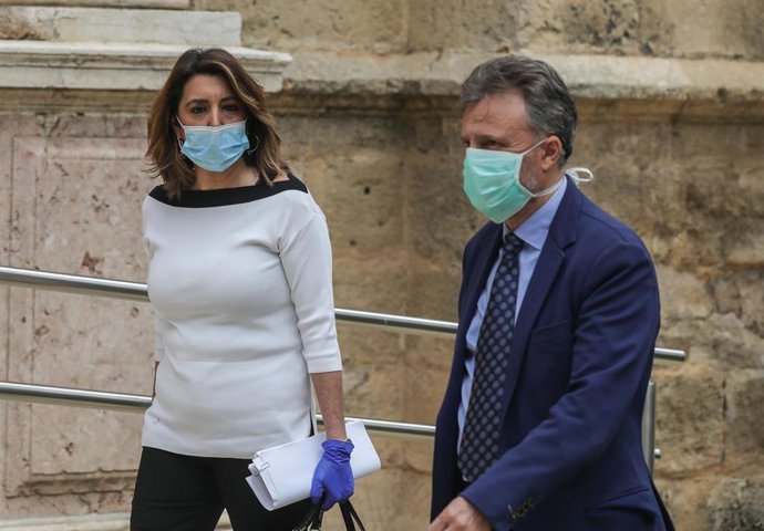 La secretaria general de PSOE-A, Susana Díaz (i) junto al portavoz del grupo socialista, José Fiscal (d); en una imagen de archivo.