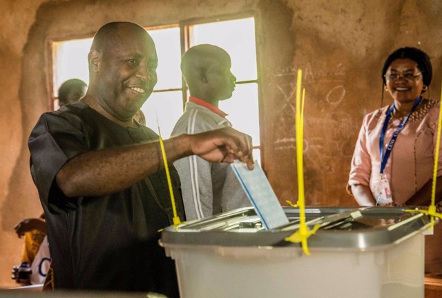 Evariste Ndayishimiye, candidato del partido gobernante, vota en Burundi