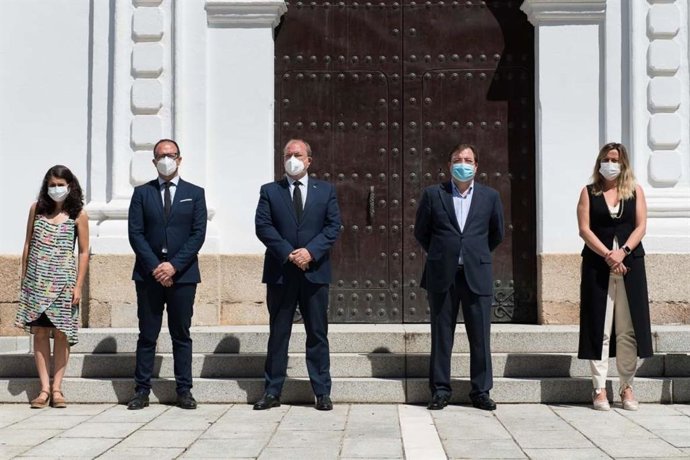 La Asamblea de Extremadura guarda un minuto de silencio por los fallecidos del Covid-19