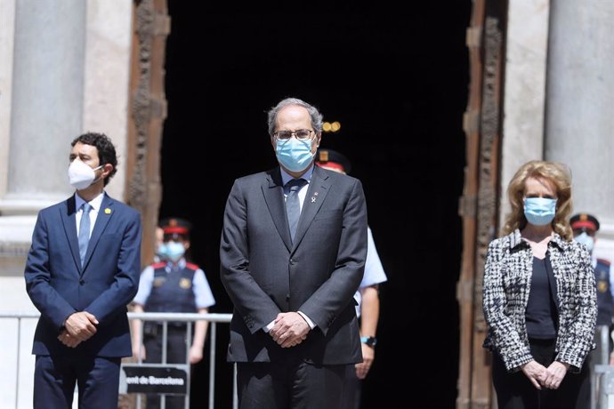El president de la Generalitat, Quim Torra, acompanyat de membres del seu Govern, realitza un minut de silenci per les víctimes del Covid-19