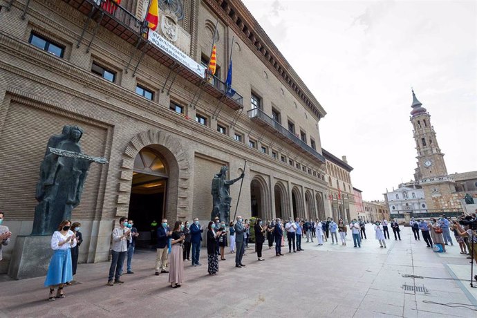 Minuto de silencio a las puertas del Ayuntamiento de Zaragoza en recuerdo a las víctimas del coronavirus