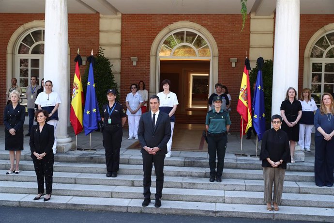 El presidente del Gobierno, Pedro Sánchez, encabeza el minuto de silencio por las víctimas de la COVID-19 en el Palacio de la Moncloa