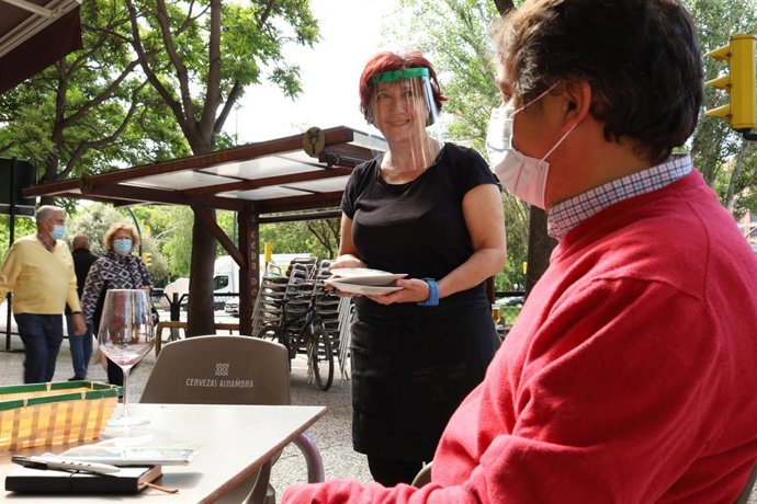 Clentes en una terraza de Zaragoza.