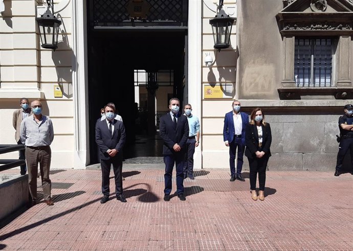 El delegado del Gobierno en Madrid preside el minuto de silencio en memoria de los fallecidos en la Comunidad de Madrid durante la pandemia