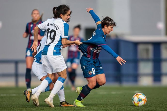 Sonia Bermúdez intenta zafarse de una rival en el RCD Espanyol-Levante de la Primera Iberdrola 2019-2020
