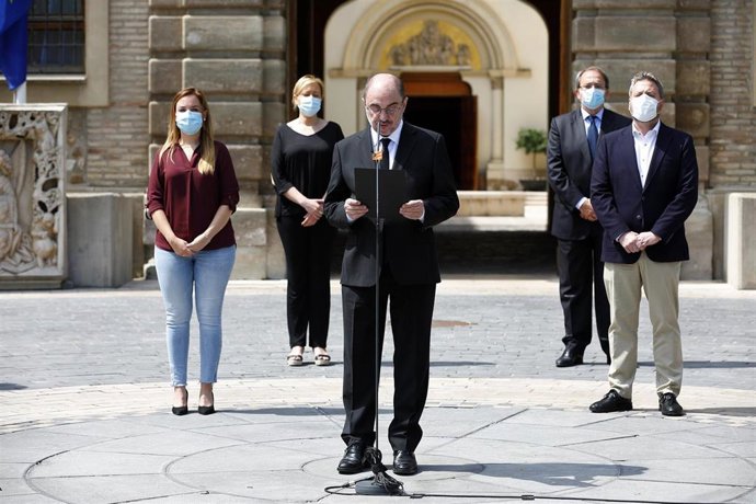 El presidente de Aragón, Javier Lambán, lee el comunicado oficial por el luto en memoria de las víctimas de la COVID-19.