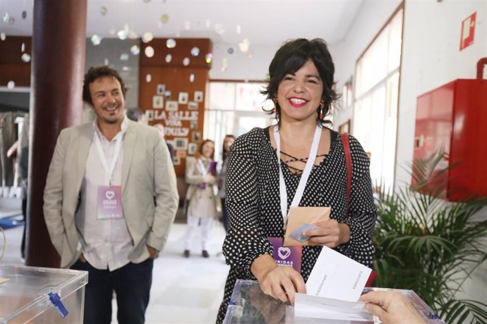 La presidenta de Adelante Andalucía y coordinadora de Podemos Andalucía, Teresa Rodríguez junto a su pareja , el Alcalde de Cádiz, José María González, Kichi, ejerciendo su derecho al voto en Cádiz , a 10 de noviembre de 2019 (Foto de archivo).