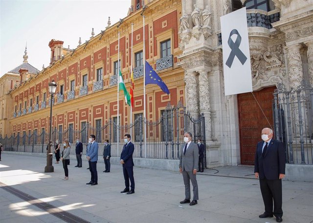 Minuto de silencio del Gobierno andaluz ante el Palacio de San Telmo por el primer día de luto oficial en España por las víctimas de la pandemia del coronavirus.