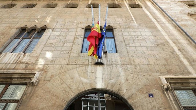 Banderas a media asta por el luto nacional en memoria de las víctimas de la Covid-19