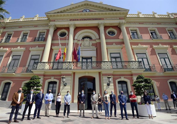 Imagen del minuto de silencio frente al Ayuntamiento de Murcia