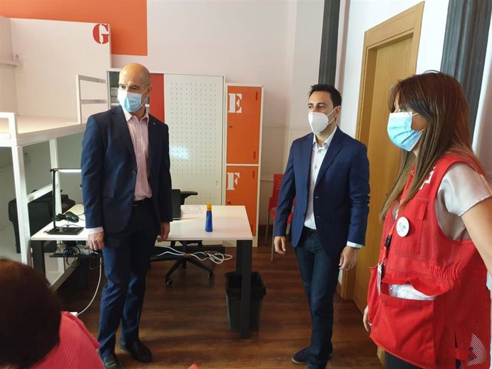 Javier Luengo visita uno de los recursos habilitados para los colectivos más vulnerables