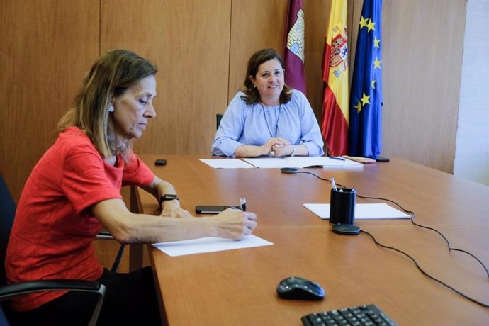 Reunión entre la consejera de Educación, Cultura y Deportes de C-LM, Rosa Ana Rodríguez, y representantes del sector de transporte por viajeros de la región