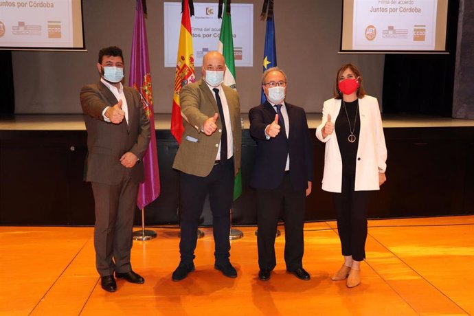 El presidente de la Diputación de Córdoba, Antonio Ruiz (segundo por la izda.), junto a los representantes de UGT, CECO y CCOO, en la firma de 'Juntos X Córdoba'