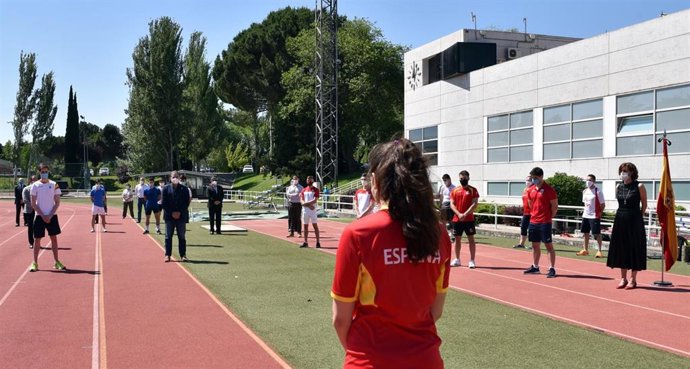 Irene Lozano preside el minuto de silencio en el CAR de Madrid