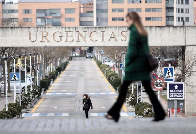 Transeúntes pasean cerca de la puerta de Urgencias del Hospital Universitario Fundación Alcorcón, en Alcorcón / Madrid (España).