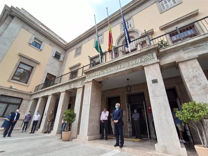 Minuto de silencio en la Subdelegación de Gobierno en Almería por las víctimas del covid-19