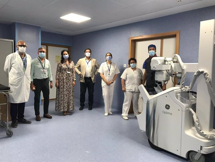 Equipo de radiología del Hospital Universitario de Puerto Real con el aparato portatil de rayos X donado por Endesa