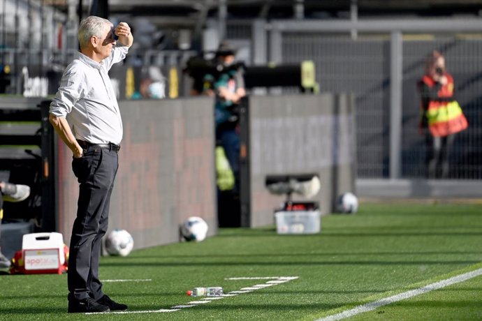 Fútbol.- Lucien Favre niega que vaya a dimitir en el Dortmund por la derrota ant