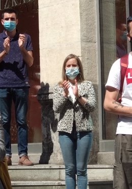 La presidenta del PP vasco, Amaya Fernández, guarda un minuto de silencio por las víctimas del coronavirus