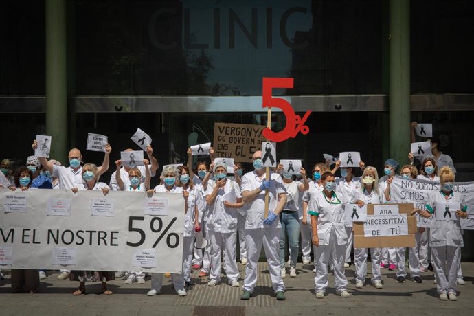Concentració de professionals sanitaris enfront de l'Hospital Clínic de Barcelona