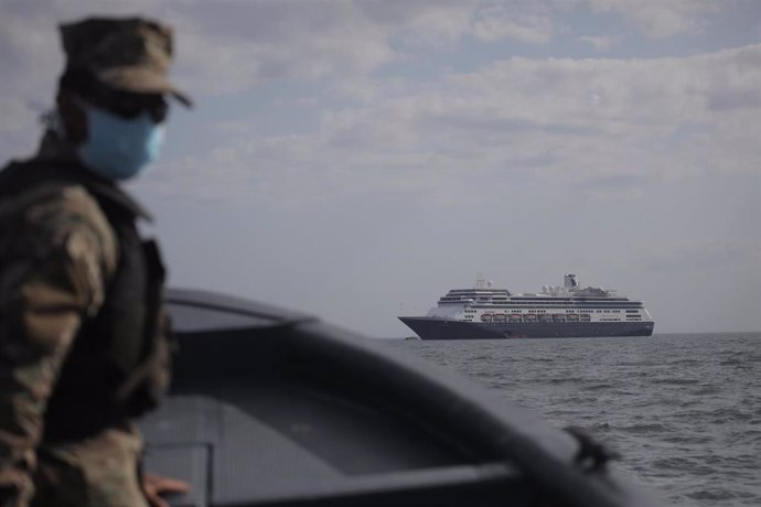 Agente de la Guardia Costera de Panamá con mascarilla por la pandemia de coronavirus