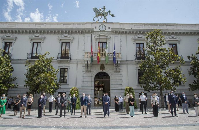 Minuto de silencio por las víctimas del Covid-19 a las puertas del Ayuntamiento de Granada